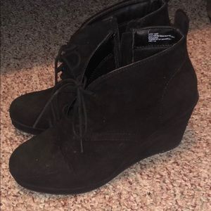Black Wedges